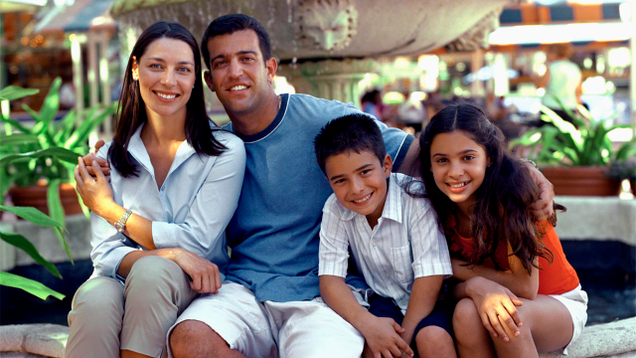 Illustration for article titled 5 Amazingly Awkward Family Photos If You Know The Individual Backstories